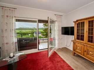 Wohnzimmer mit Blick auf Bergkrater