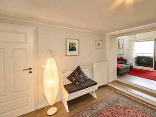 Eingangsbereich mit Blick ins Wohnzimmer