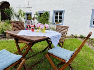 Garten mit Essbereich