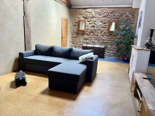 Wohnzimmer mit TV und zwei Schlafcouch