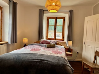 Schlafzimmer mit Queensize Bett