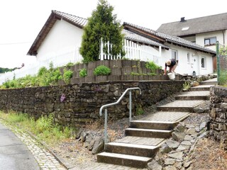 Hausansicht Straße mit Treppe