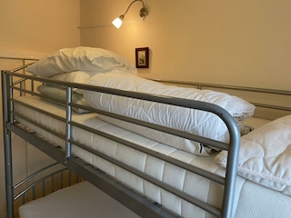 Schlafzimmer 2 mit Etagenbett - Dorfsicht