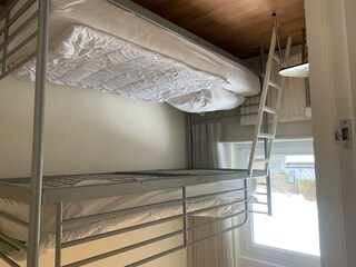 Kleine slaapkamer met dubbelbed