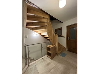 Treppenhaus mit Kellertreppe