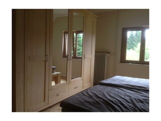 Schlafzimmer 01, mit Blick zum Garten/Fluss