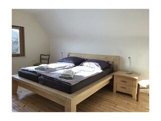 Schlafzimmer 1 mit Blick nach Süden (Sonnenseite)