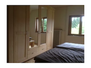 Schlafzimmer 01, mit Blick zum Garten/Fluss