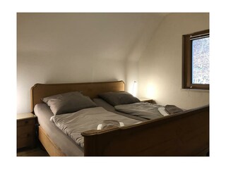 Schlafzimmer 2 mit Blick zum Wald (Nordseite)