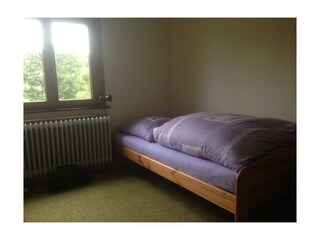 Schlafzimmer 03, mit Blick zum Garten/Fluss