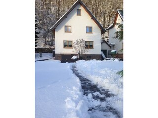 Haus mit Garten im Winter