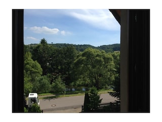 Blick aus dem Schlafzimmer: Fluss und Radwanderweg