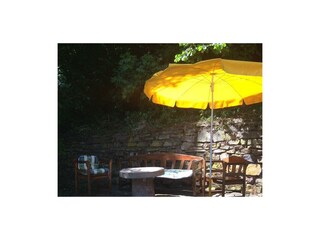 Gartenterrasse mit Grillplatz