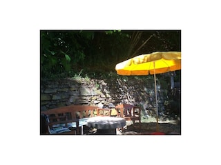 Gartenterrasse mit Grillplatz