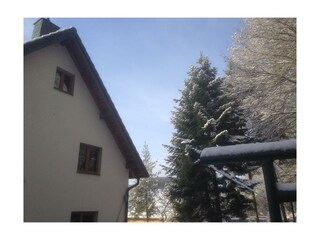 Rückseite des Hauses im Winter