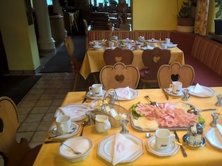 Frühstück Voreindeckung Prävention Covid-19 Gruppe