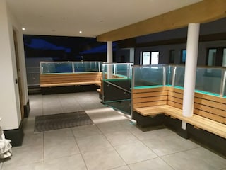 Sitzbereiche Dorfstube Holzgau beleuchtete Terrass