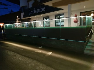 Dorfstube Holzgau im Lechtal Terrasse am Abend