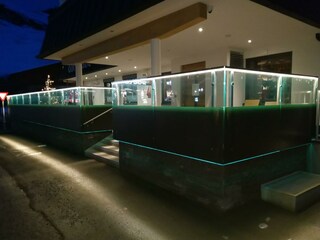 Dorfstube Holzgau im Lechtal Terrasse am Abend mit