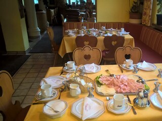 Frühstück Voreindeckung Prävention Covid-19 Gruppe