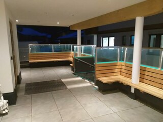 Sitzbereiche Dorfstube Holzgau beleuchtete Terrass