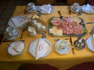 Frühstück Voreindeckung Covid-19 Prävention Dorfst