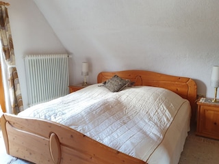 Schlafzimmer mit Zugang zur Terrasse