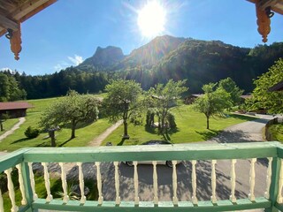 Blick auf die Chalets mit dem Unternberg im Hintergrund