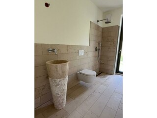 Badezimmer mit Naturstein