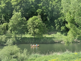 Kajak fährt am Haus vorbei