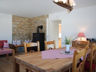 Kaminofen und Esstisch