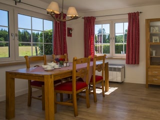 Esstisch im Wohnzimmer mit Blick ins Grüne