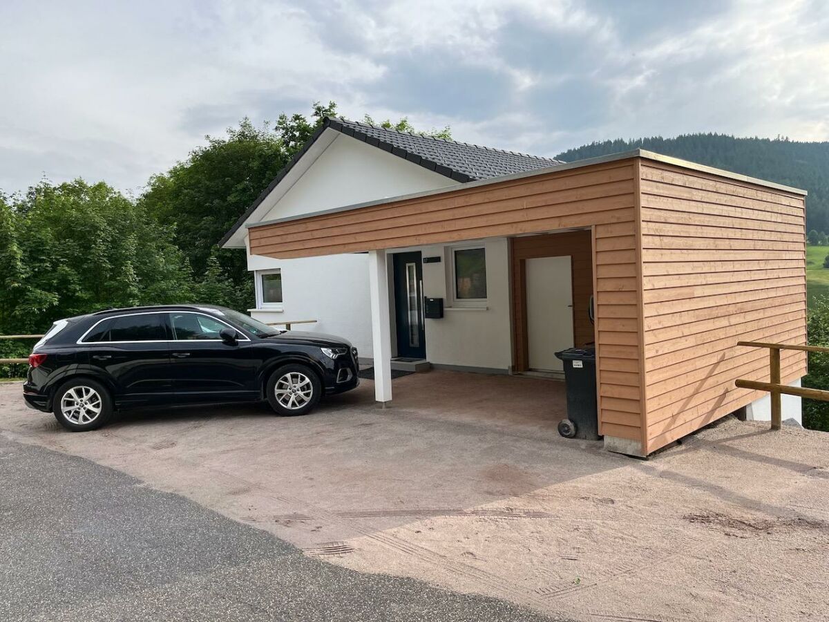 Haus Strassenseite mit Carport