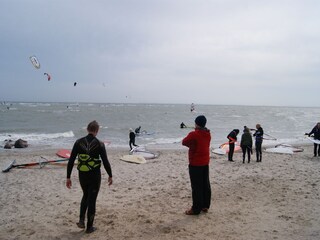 Drachen steigen am Strand
