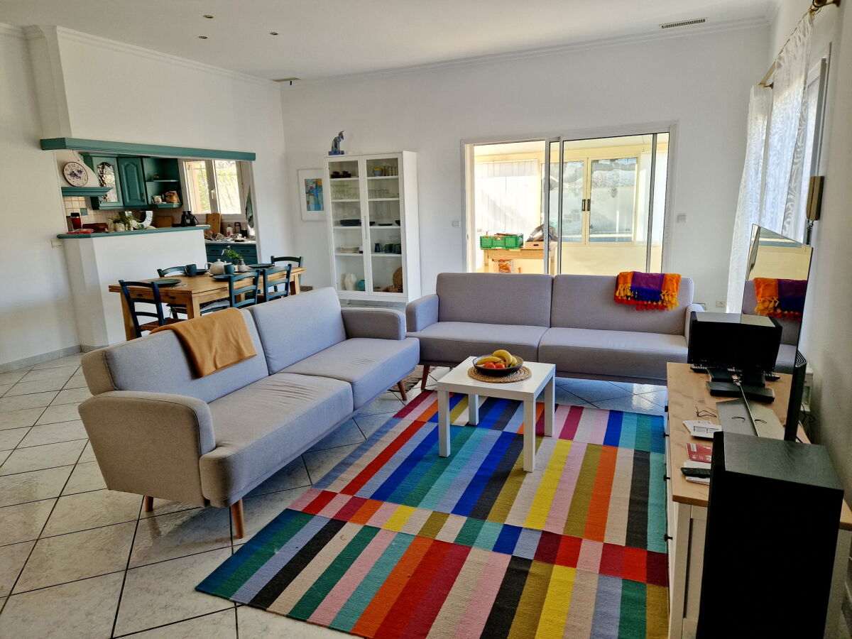 5_Wohnzimmer mit 2 großen Sofas