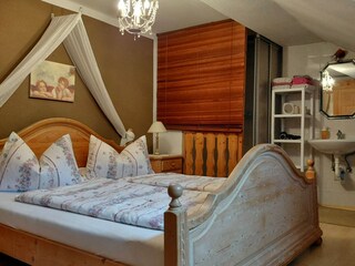 Schlafzimmer mit Dusche