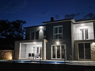 die Außenanlage/der Pool