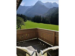 Balkon mit Blick auf Wiese
