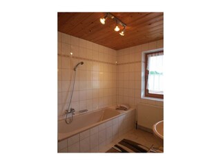Badezimmer mit Badewanne und Dusche