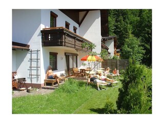 Garten m Liegestühlen