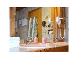 Bad m Doppelwaschbecken Kosmitkspiegel Fön