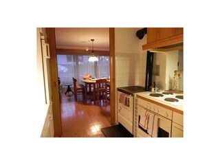 Küche u Wohnzimmer d Schiebetüre getrennt