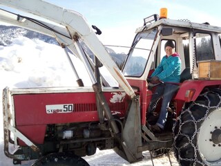 Eva beim Schneeräumen