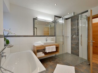 1 Bad: Badewanne/ Dusche/ WC