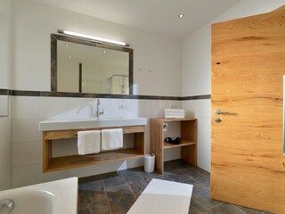Bad: Badewanne/ Dusche