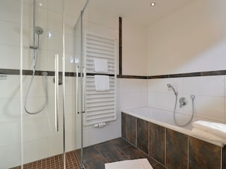 Bad: Badewanne/ Dusche