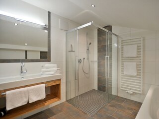 Bad: Badewanne / Dusch / WC