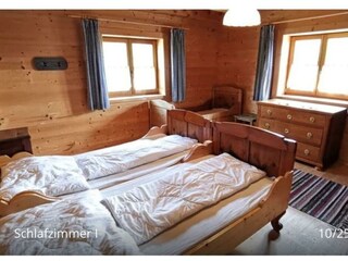 Schlafzimmer 1