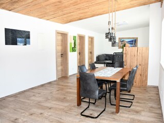 Esstisch und Wohnzimmer