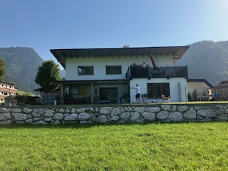 Frontansicht Haus und Terrasse Ferienwohnung